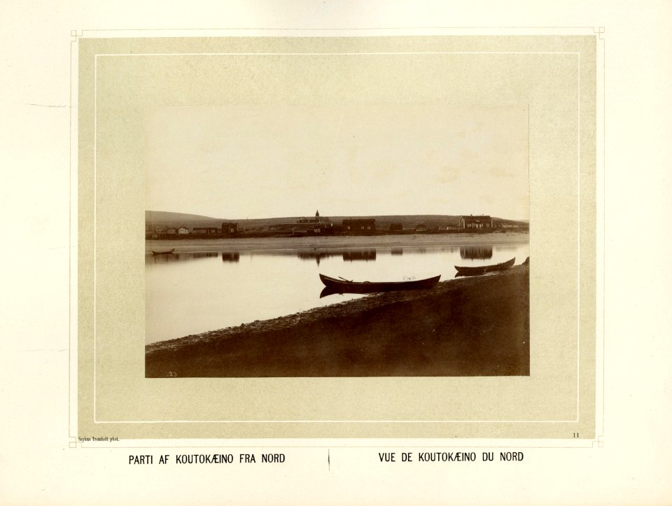 Kautokeino sett fra nord med bebyggelse og elvebåter - Norsk folkemuseum - NF.15006-012