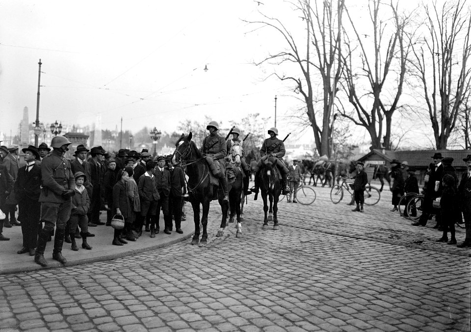 Kavallerie Patrouille auf dem Kornhausplatz während des Landesstreiks - CH-BAR - 3241492