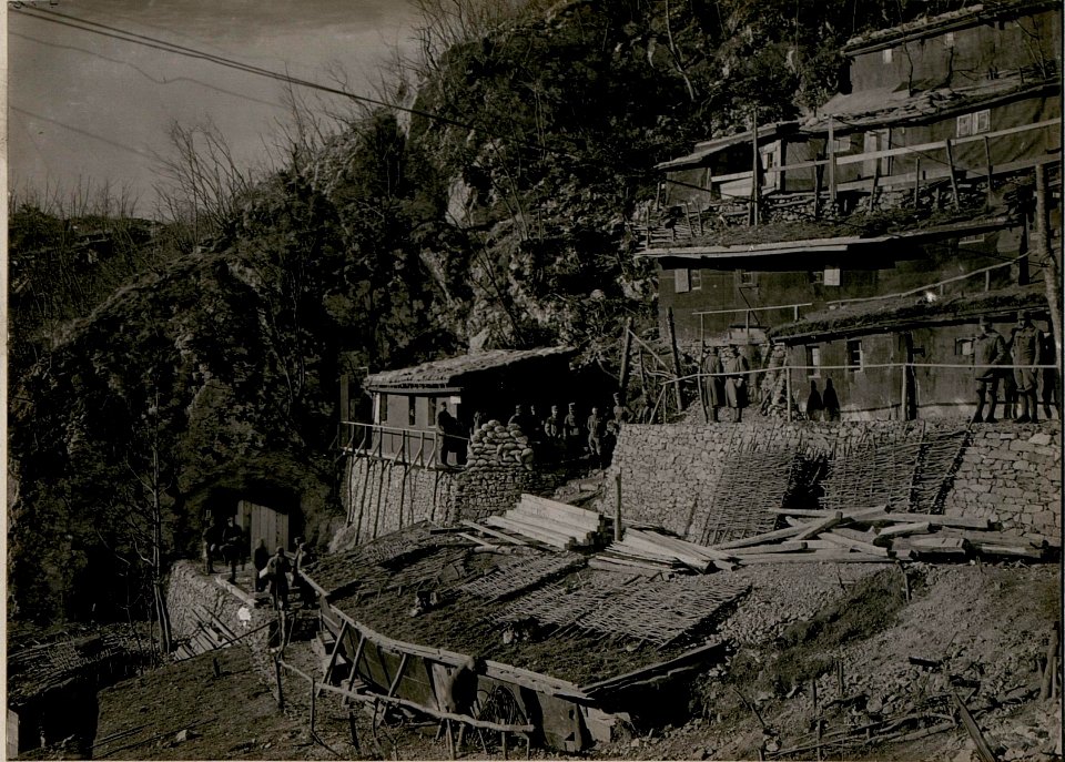 Kavernen und Offiziersbaracken des Infanterieregiments Nr. 53 am Südostabhang der Kote 588 (BildID 15735824)