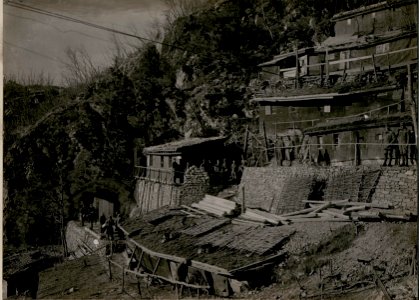 Kavernen und Offiziersbaracken des Infanterieregiments Nr. 53 am Südostabhang der Kote 588 (BildID 15735824)
