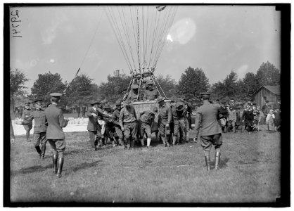 KENLY, WILLIAM LACY. MAJ. FEN., U.S.A.; CHIEF OF AIR SERVICE, A.E.F., 1917; DIRECTOR, MILITARY AERONAUTICS, 1918-. BALLOONS LCCN2016869533