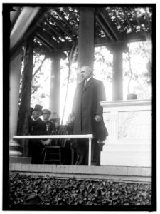 KEARNEY, PHILIP. MAJ., U.S.A. STATUE OF KEARNEY IN ARLINGTON, DEDICATED IN 1914. GOV. J.F. FIELDER OF NEW JERSEY SPEAKING LCCN2016865955