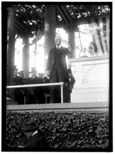 KEARNEY, PHILIP. MAJ., U.S.A. STATUE OF KEARNEY IN ARLINGTON, DEDICATED IN 1914. WILSON SPEAKING LCCN2016865952