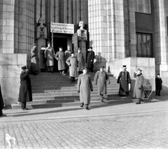 Kenraalikuvernööri Seyn rautatieasemalla saapuessaan Pietarista Helsinkiin - N2116 (hkm.HKMS000005-000001ia) photo