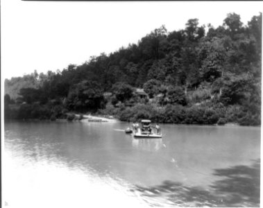 Kentucky scenes- Ferry at High Bridge, crossing auto LCCN2016649429
