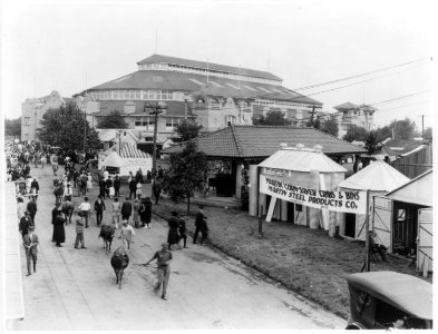 Kentucky State Fair - scene near cattle sheds LCCN2003670959