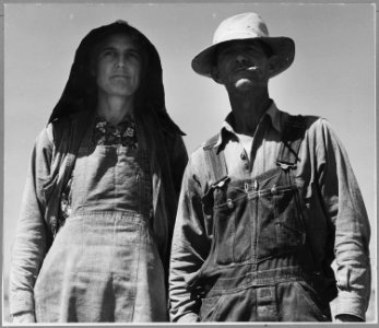Kern County, California. A couple from Oklahoma, now resettled in California. They came four years a . . . - NARA - 521804