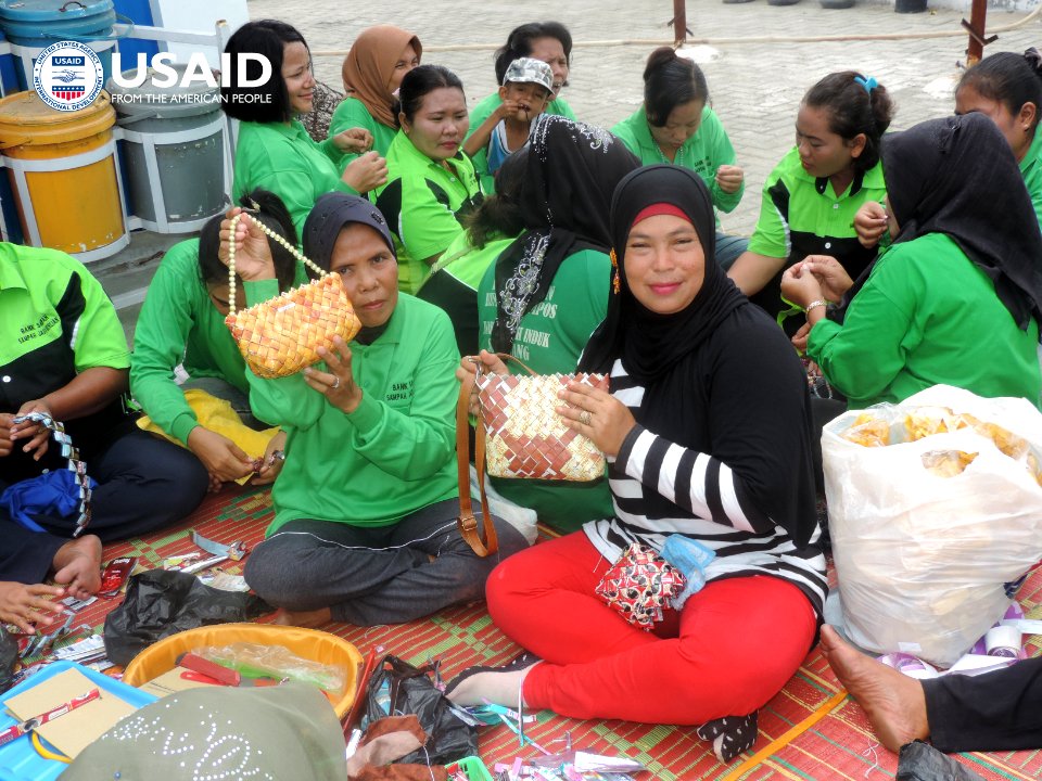 Kerajinan daur ulang untuk menambah penghasilan (35450636381)