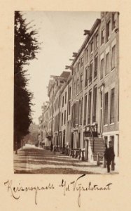 Keizersgracht 587-585-583 en lager gezien vanaf de Vijzelstraat naar de Nieuwe Spiegelstraat. Half-stereofoto