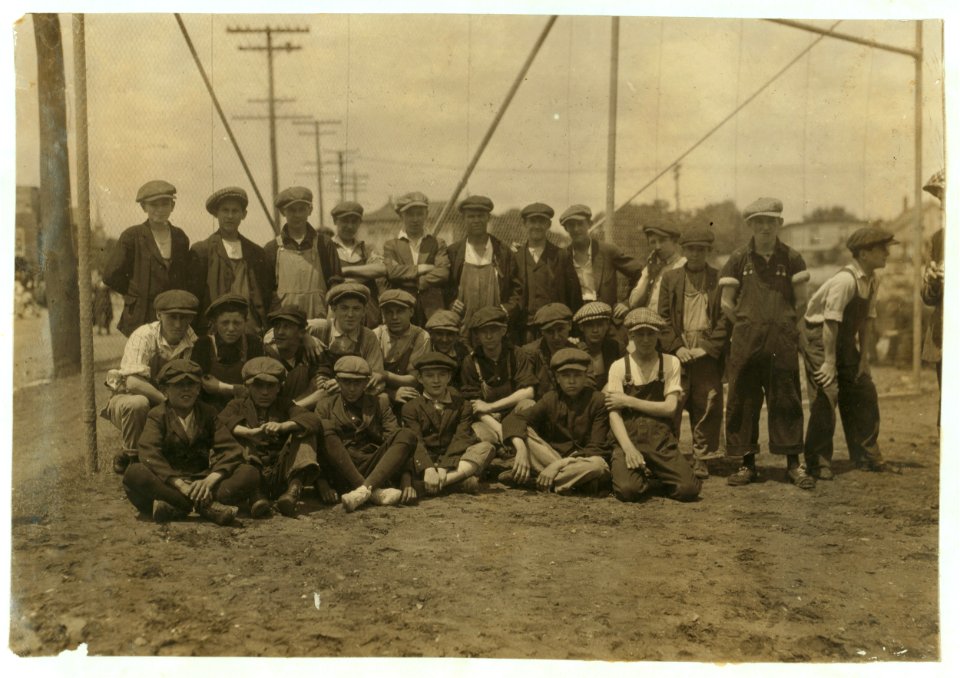 Kerr Thread - Noon. Young workers. Nearly all 14-16 years old. LOC nclc.03025