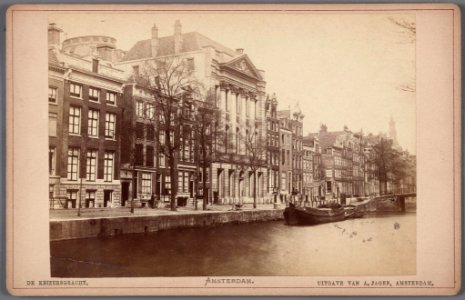 Keizersgracht gezien naar de Westermarkt, met links op nummer 324 Felix Meritis