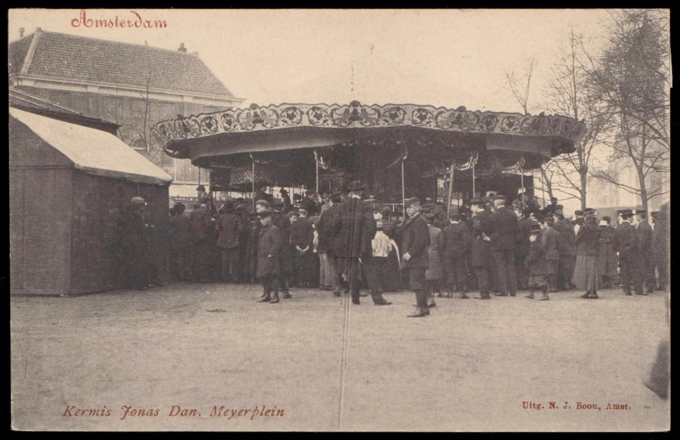 Kermis op het Jonas Daniël Meijerplein met links op de achtergrond de Nieuwe Israëlitische Synagoge en geheel rechts een deel van de Mozes en Aäronkerk