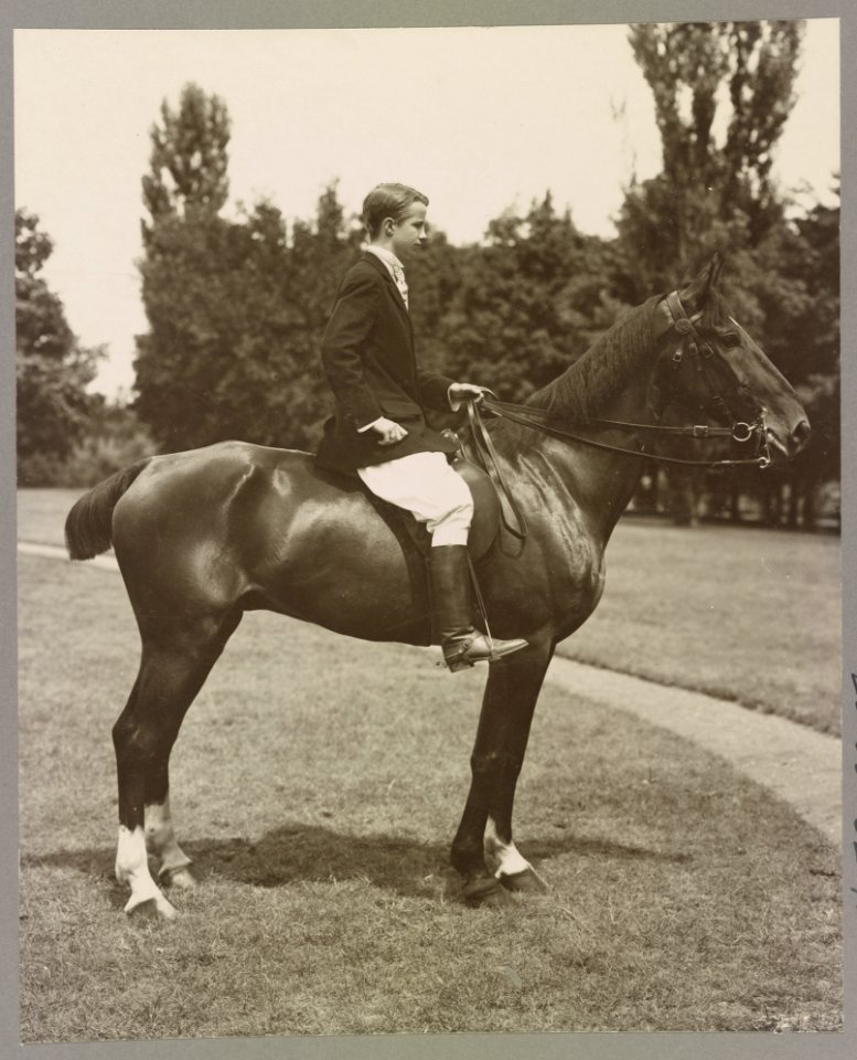 Kermit Roosevelt, full-length, on horseback, right profile LCCN92500071
