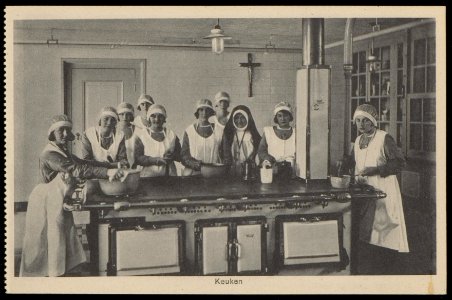 Keuken van het rooms katholieke Maagdenhuis Spui 21. Uitgave Brinio, Rotterdam, Afb PBKD00354000028