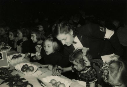 Kerstmaaltijd Nederlands Arbeidsfront- Fotodienst der NSB - NIOD - 211912