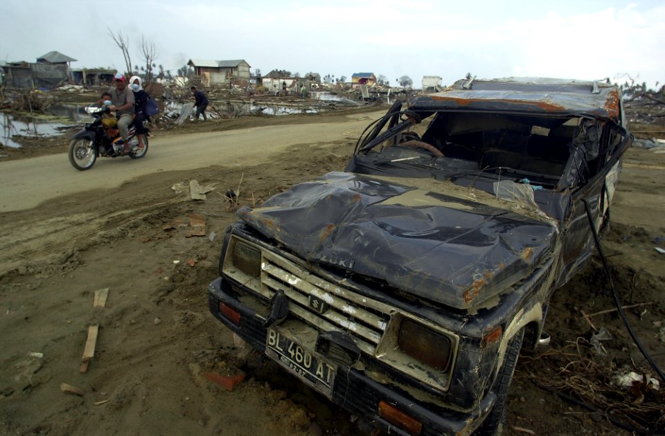 Kehancuran yang disebabkan oleh tsunami. (4843494490)