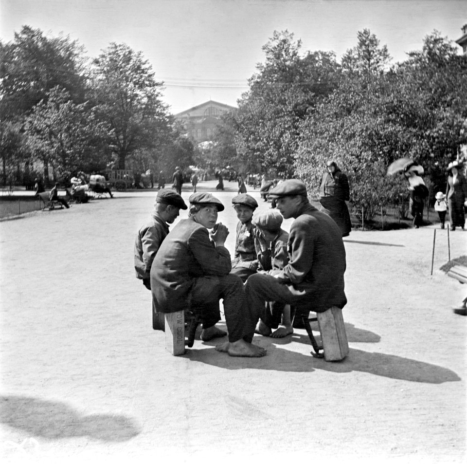 Kengänkiillottajapoikia Runebergin esplanadilla - N1806 (hkm.HKMS000005-0000015d)