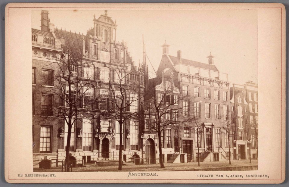 Keizersgracht 121-129, met op nummer 123, in het zogenaamde 'Huis met de hoofden', de Openbare Handelsschool