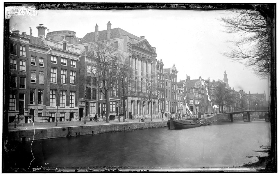 Keizersgracht 374-370 en 332-314 en lager met op nummer 324 verenigingsgebouw Felix Meritis