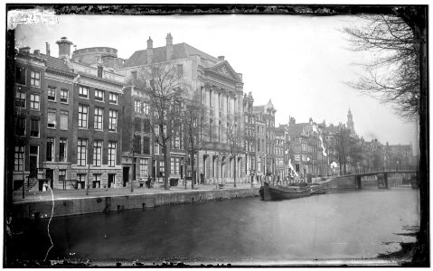 Keizersgracht 374-370 en 332-314 en lager met op nummer 324 verenigingsgebouw Felix Meritis