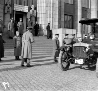 Kenraalikuvernööri Seyn rautatieasemalla saapuessaan Pietarista Helsinkiin - N2141 (hkm.HKMS000005-000001ga) photo