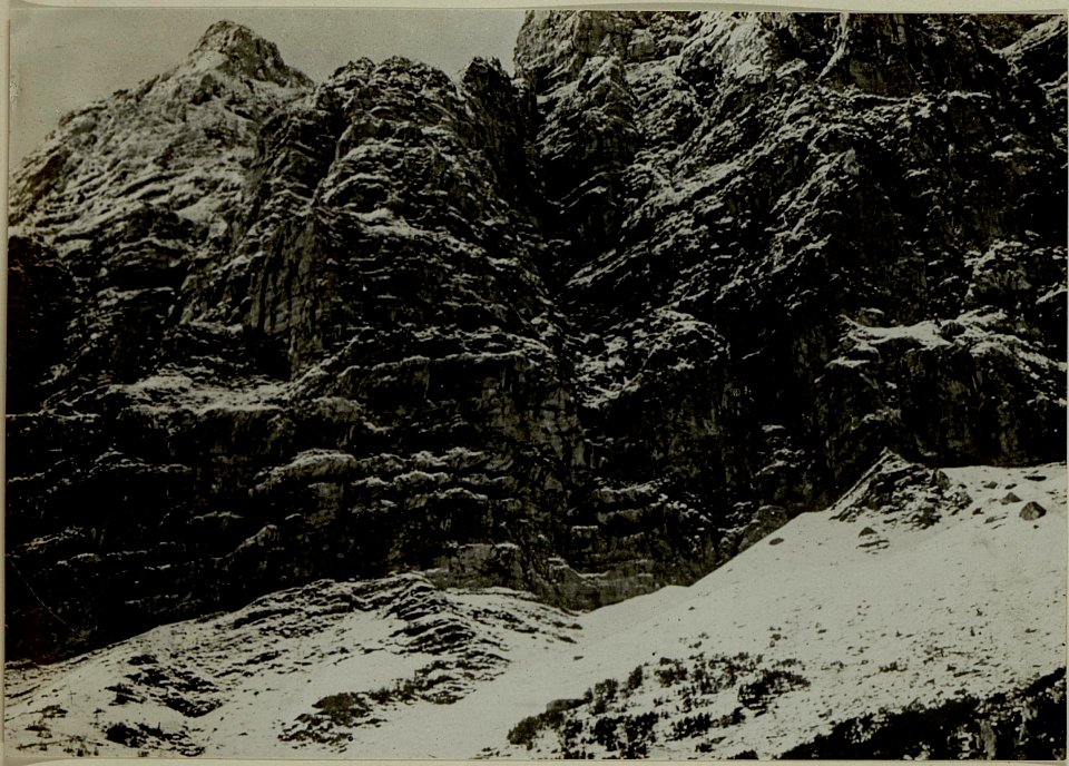Kellerwand, Aufstieg auf die Station Kunz, Stpkt, Zerschossene Obervalentin Alm mit Sicht gegen Süden. (BildID 15481569)