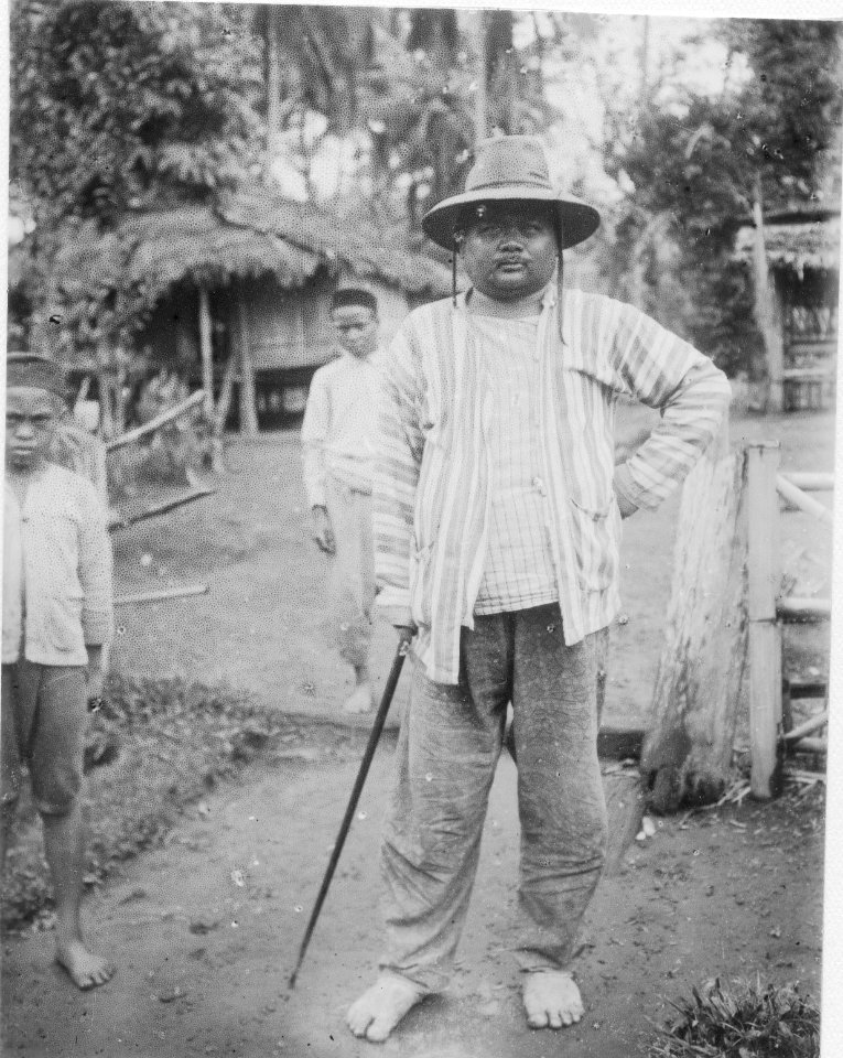 Kepala kampoeng (byhövding) i Mojag. Nord-Celebes. Kabupaten Bolaang Mongondow, Sulawesi - SMVK - 000275