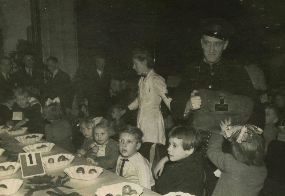 Kerstmaaltijd Nederlands Arbeidsfront - Fotodienst der NSB - NIOD - 211911
