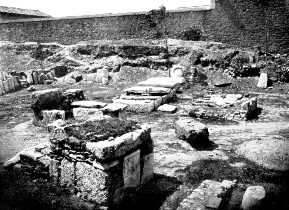 Kerameikos Podium und Eschara im Hekate-Temenos (Der Friedhof am Eridanos, Abb. 21)