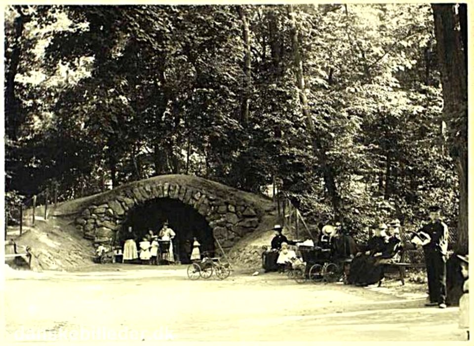 Kildegrotten (c 1910)