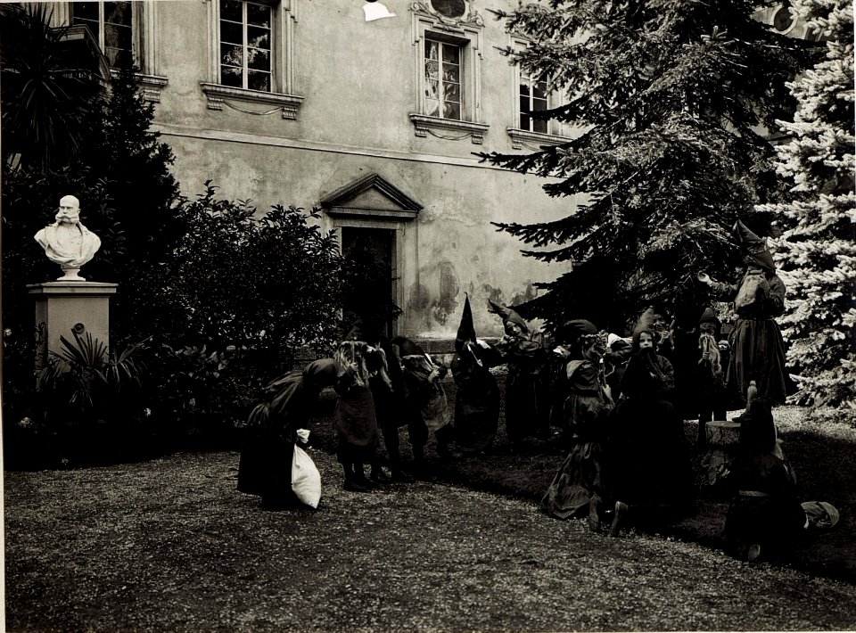 Kinderfest 04.10.1916, im Hof des Fürstbischöflichen Palais, in Anwesenheit des Fürstbischofes und Exzellenz von Roth. (BildID 15576089)
