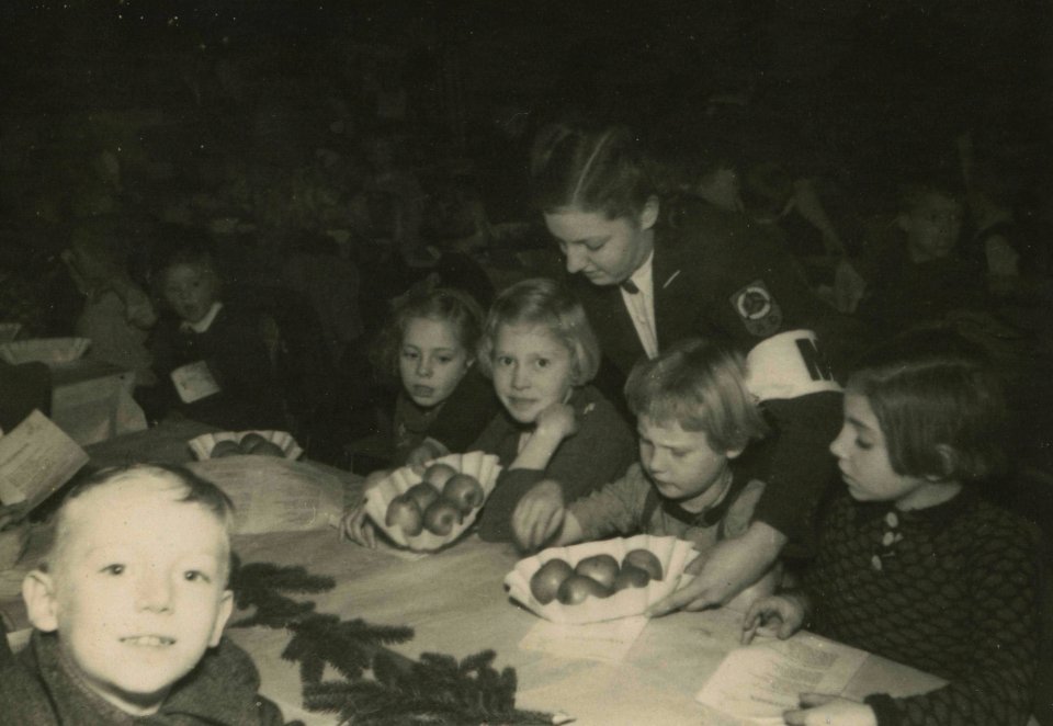 Kerstmaaltijd Nederlands Arbeidsfront - Fotodienst der NSB - NIOD - 211914