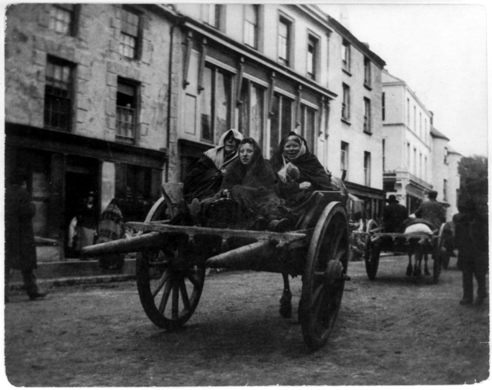 Killarney - (3) Irish women going to a funeral (in a horse-drawn cart) LCCN2003654730