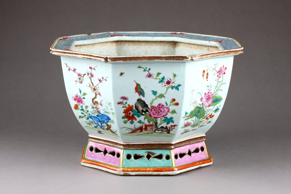 Kinesisk blomkruka gjord i porslin på 1700-talet - Hallwylska museet - 96129