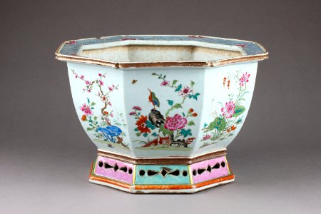 Kinesisk blomkruka gjord i porslin på 1700-talet - Hallwylska museet - 96129