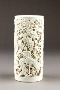 Kinesisk genombruten penselburk gjord av porslin - Hallwylska museet - 95555 photo