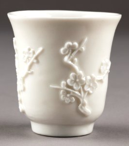 Kinesisk klockformig kopp med dekor av prunuskvistar, gjord i porslin på 1600-talet - Hallwylska museet - 95570 (cropped) photo