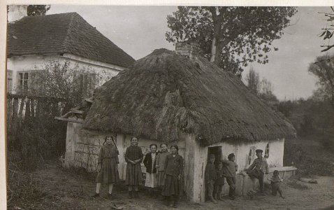 Kinder vor einer Hütte bei Wladimir Wolinsky (BildID 15693523)