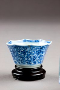 Kinesisk kopp på fotställ - Hallwylska museet - 95779 photo