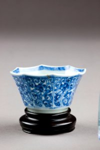 Kinesisk kopp på fotställ - Hallwylska museet - 95779