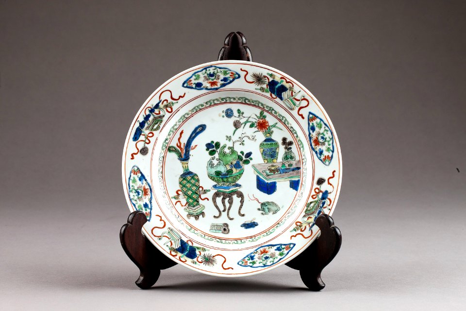 Kinesisk porslins tallrik dekorerad med föremål från po-ku(de hundra antikviteterna) från 1662-1722 Kangxi - Hallwylska museet - 95703
