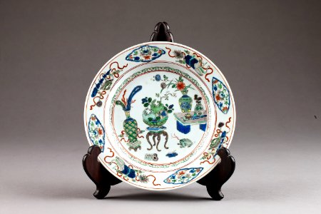 Kinesisk porslins tallrik dekorerad med föremål från po-ku(de hundra antikviteterna) från 1662-1722 Kangxi - Hallwylska museet - 95703 photo