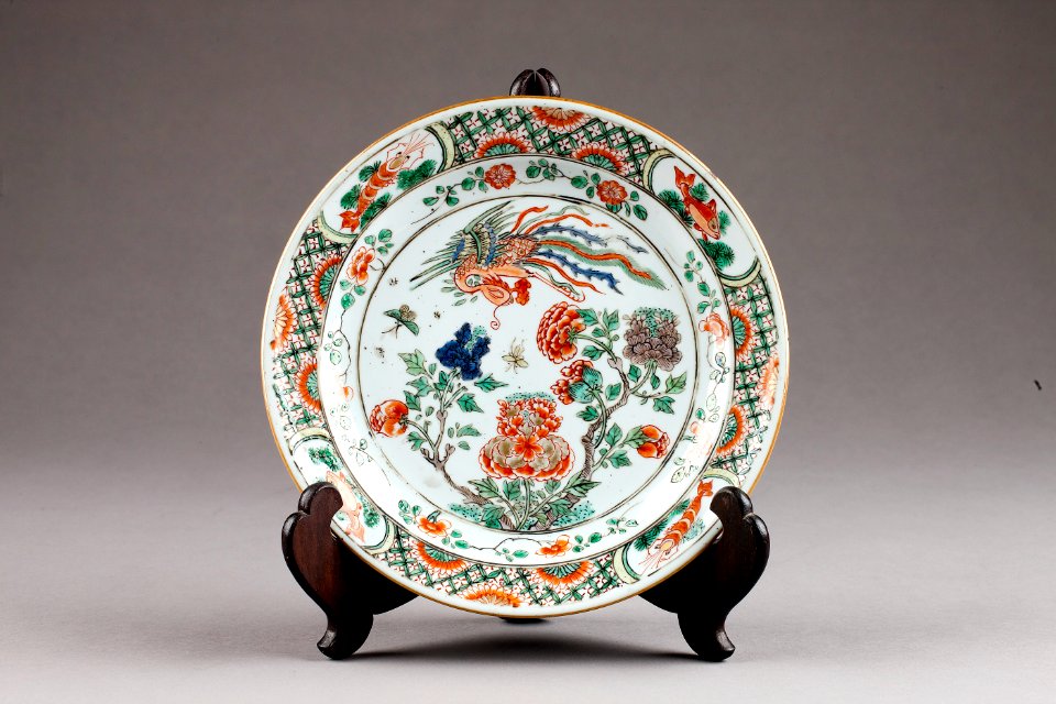 Kinesisk porslins tallrik med Fenixfågeln gjord 1662-1722 Kangxi, Qing-dynastin - Hallwylska museet - 95706