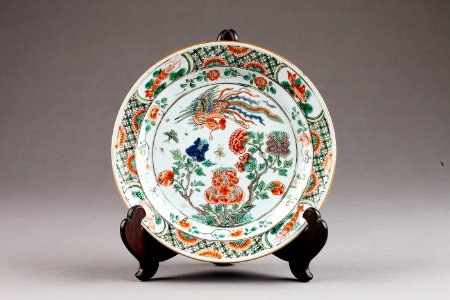 Kinesisk porslins tallrik med Fenixfågeln gjord 1662-1722 Kangxi, Qing-dynastin - Hallwylska museet - 95706