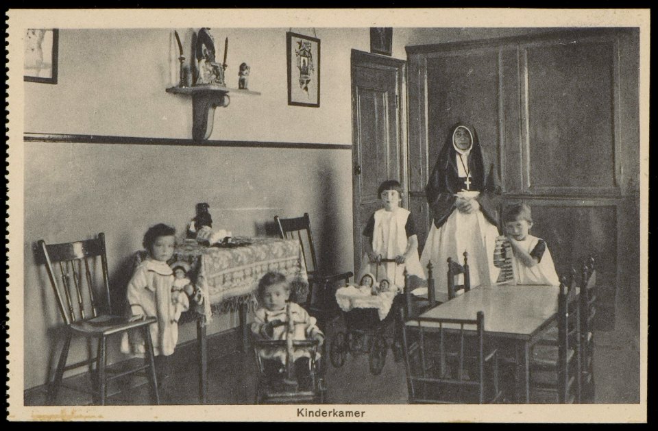 Kinderkamer van het rooms katholieke Maagdenhuis Spui 21. Uitgave Brinio, Rotterdam, Afb PBKD00354000023