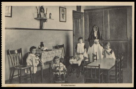 Kinderkamer van het rooms katholieke Maagdenhuis Spui 21. Uitgave Brinio, Rotterdam, Afb PBKD00354000023
