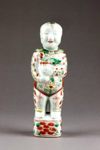 Kinesisk porslinsfigur hållande kruka med lotusknopp, från 1662-1722 - Hallwylska museet - 95957