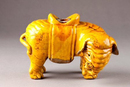 Kinesisk rökelsehållare från 1800-talet i form av gul elefant - Hallwylska museet - 95443