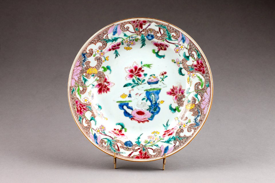 Kinesisk blommig porslins tallrik från 1735-1795 - Hallwylska museet - 95833