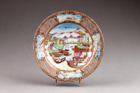 Kinesisk tallrik från 1735-1795 gjord i porslin - Hallwylska museet - 95827